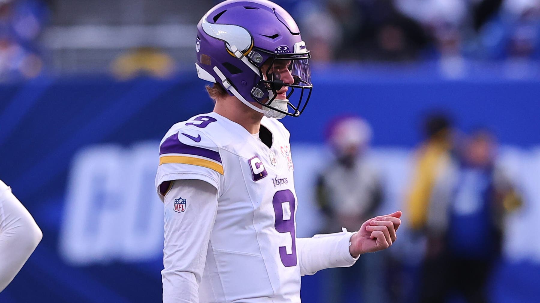 Vikings lose QB J.J. McCarthy to hand injury in 16-13 win at Giants