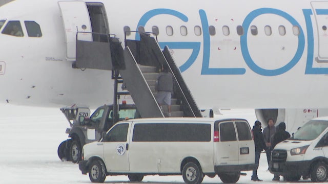 Alleged ICE flight at MSP Airport seen loading possible detainees