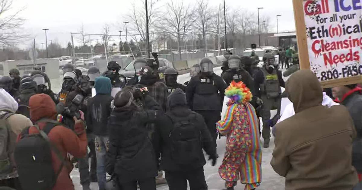 LIVE UPDATES | Minneapolis ICE shootings: Protest grows near Whipple Building