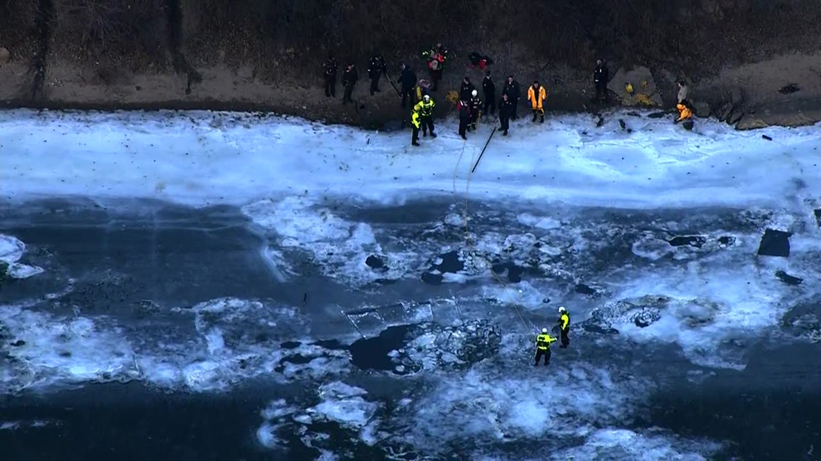 Man falls through ice on Mississippi River near U of M campus, authorities unable to locate him