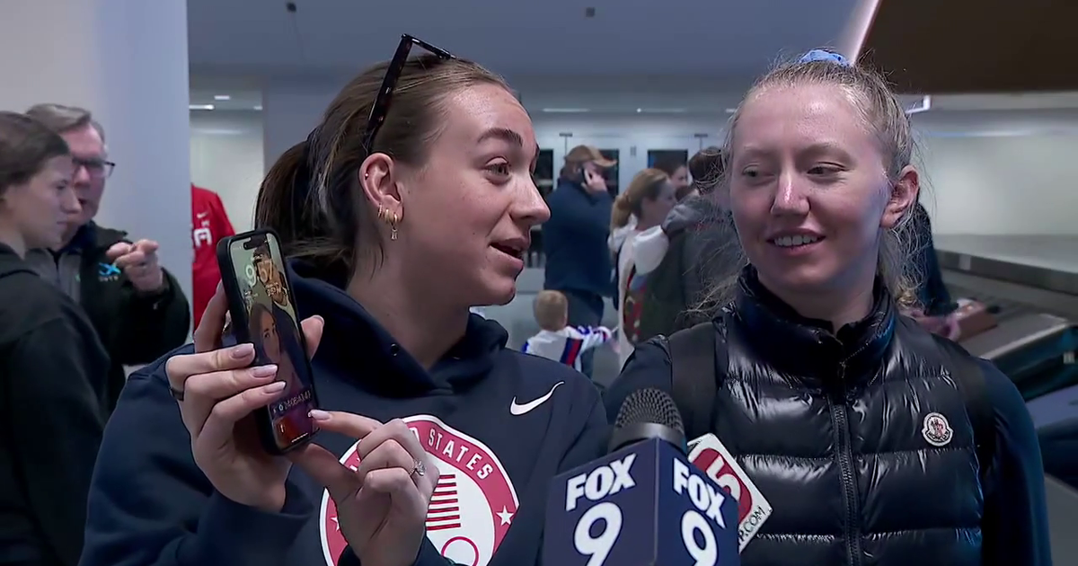 USA Women’s Hockey players arrive in Minneapolis after winning Olympic gold
