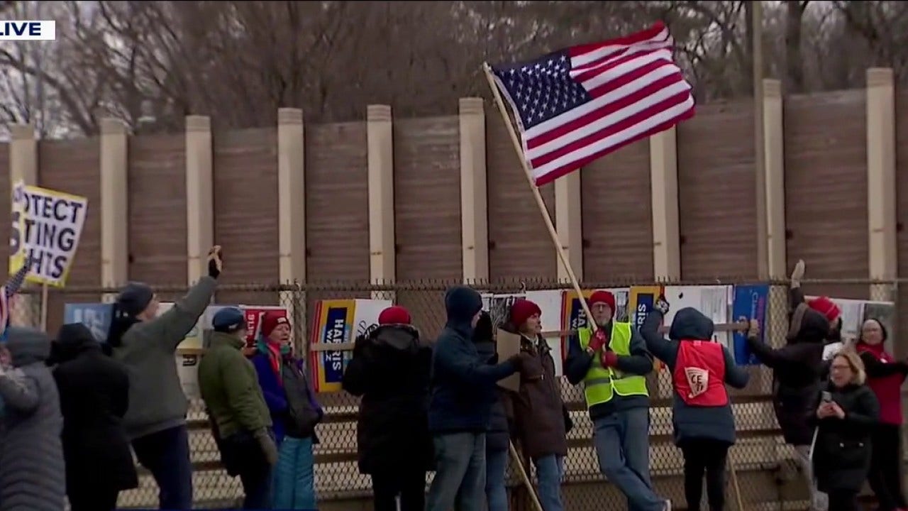 No Kings protesters line I-35 overpasses from Duluth to Texas ahead of Saturday rally