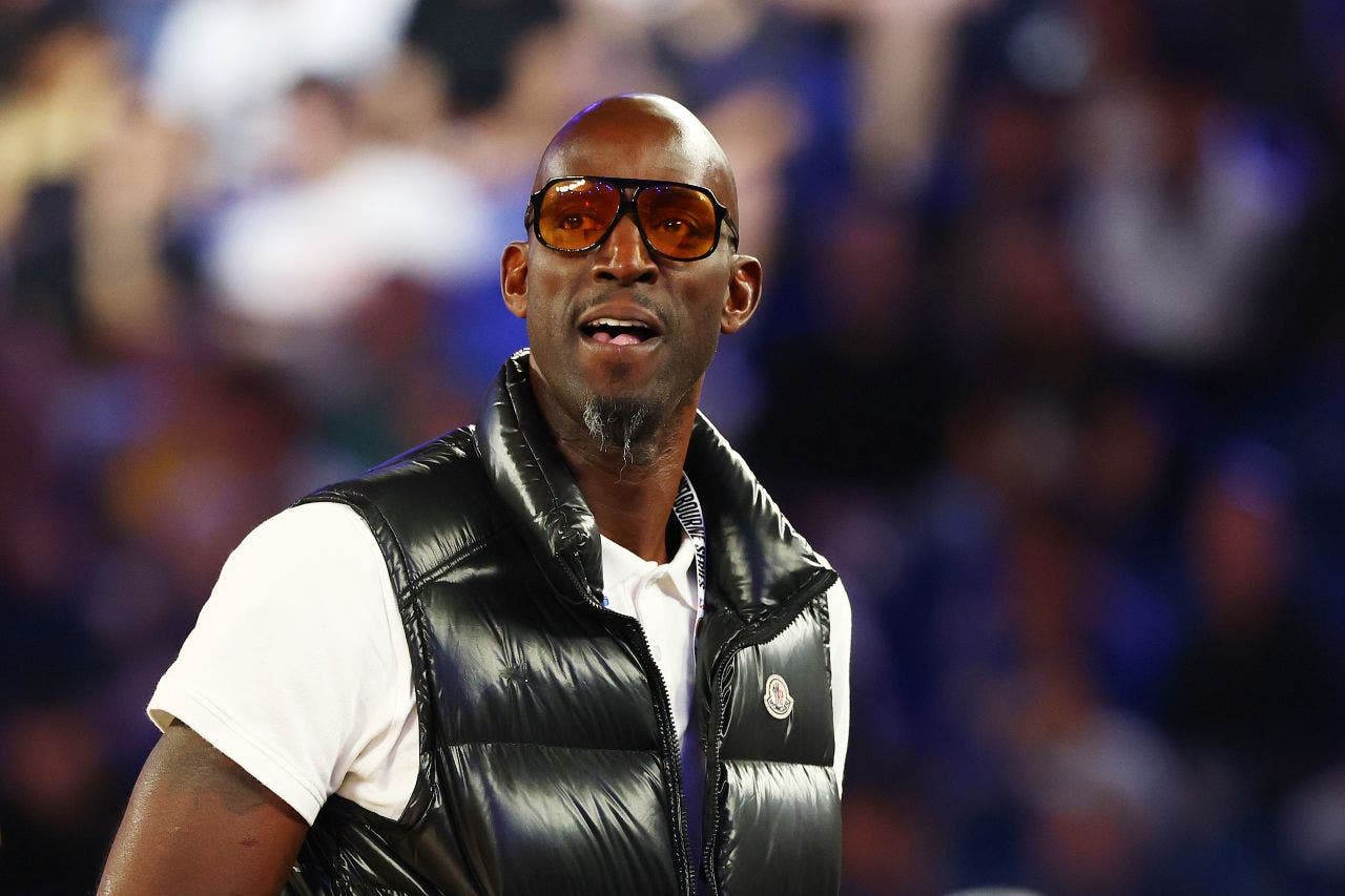 Kevin Garnett attending Wolves game on April 12