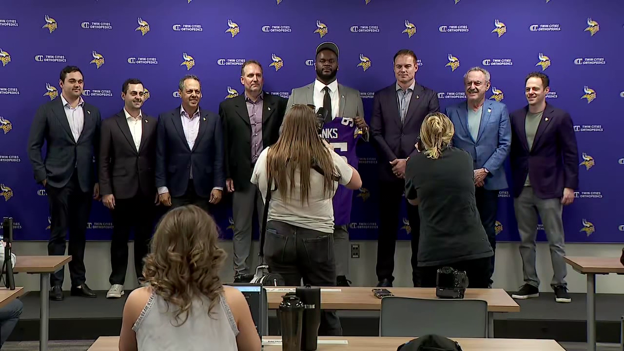 Caleb Banks challenges Vikings’ reporter to rock paper scissors at introductory presser