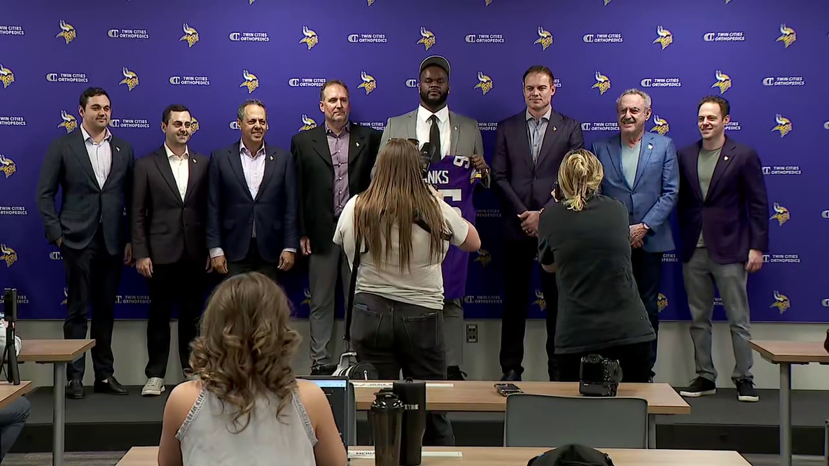 Caleb Banks challenges Vikings’ reporter to rock paper scissors at introductory presser