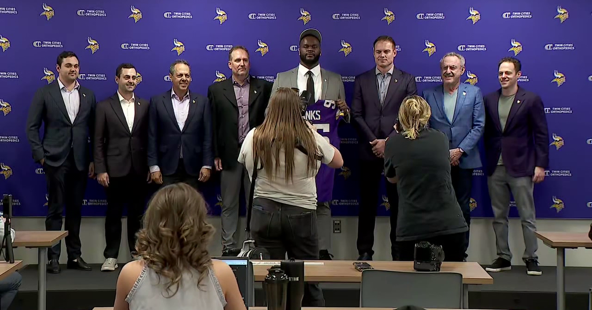 Caleb Banks challenges Vikings’ reporter to rock paper scissors at introductory presser