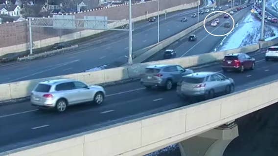 ICE agent drives on shoulder, points gun at another driver on highway: Video