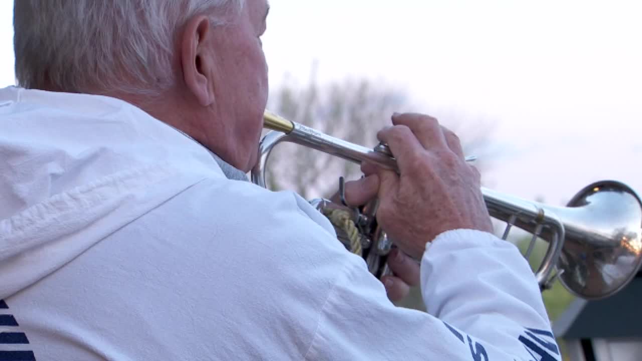 Mound man plays taps nightly on Lake Minnetonka for veterans