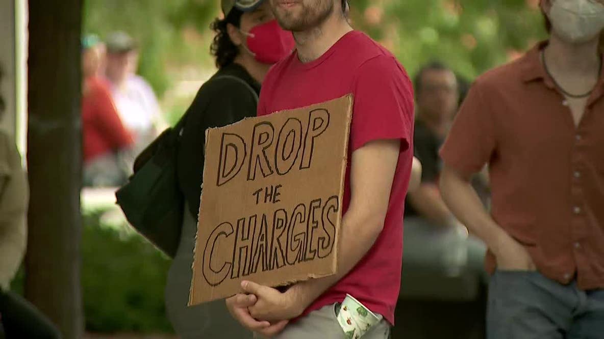 Live updates: Anti-ICE protesters gather outside St. Paul Federal building