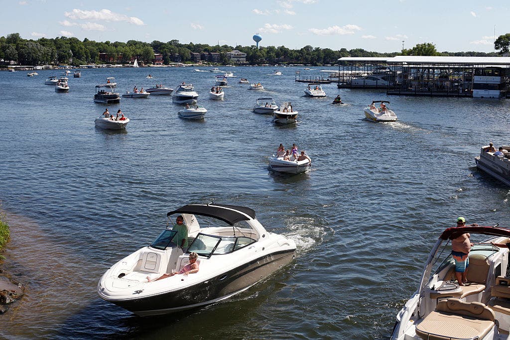 West Lake Okoboji boating crash in kills Sioux Falls man, injures 5 minors