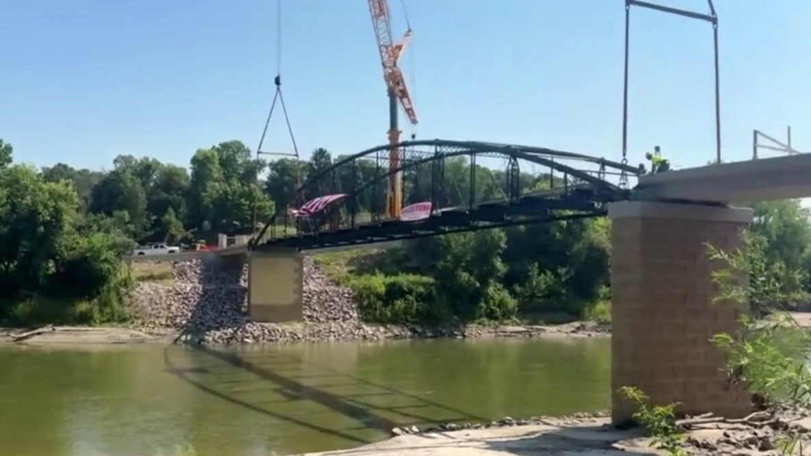 Historic Kern Bridge reinstalled over Blue Earth River in Mankato