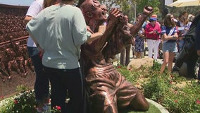 Statue commemorating 1999 Women's World Cup championship team unveiled at Rose Bowl