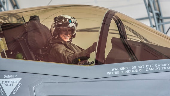 Helicopter pilot becomes first female Marine to pilot F-35 jet