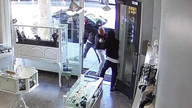 Video captures dramatic moments armed suspect tries robbing jewelry store in Santa Monica