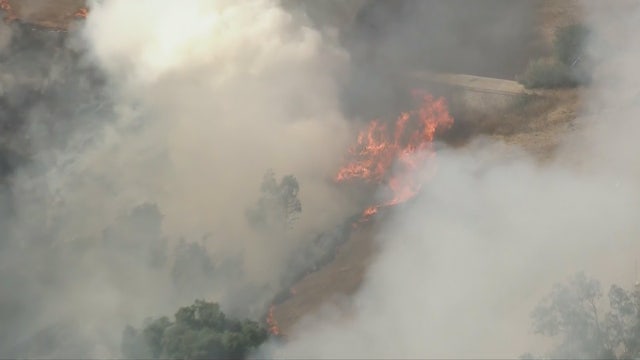 Large brush fire burning alongside 210 Freeway in Sylmar