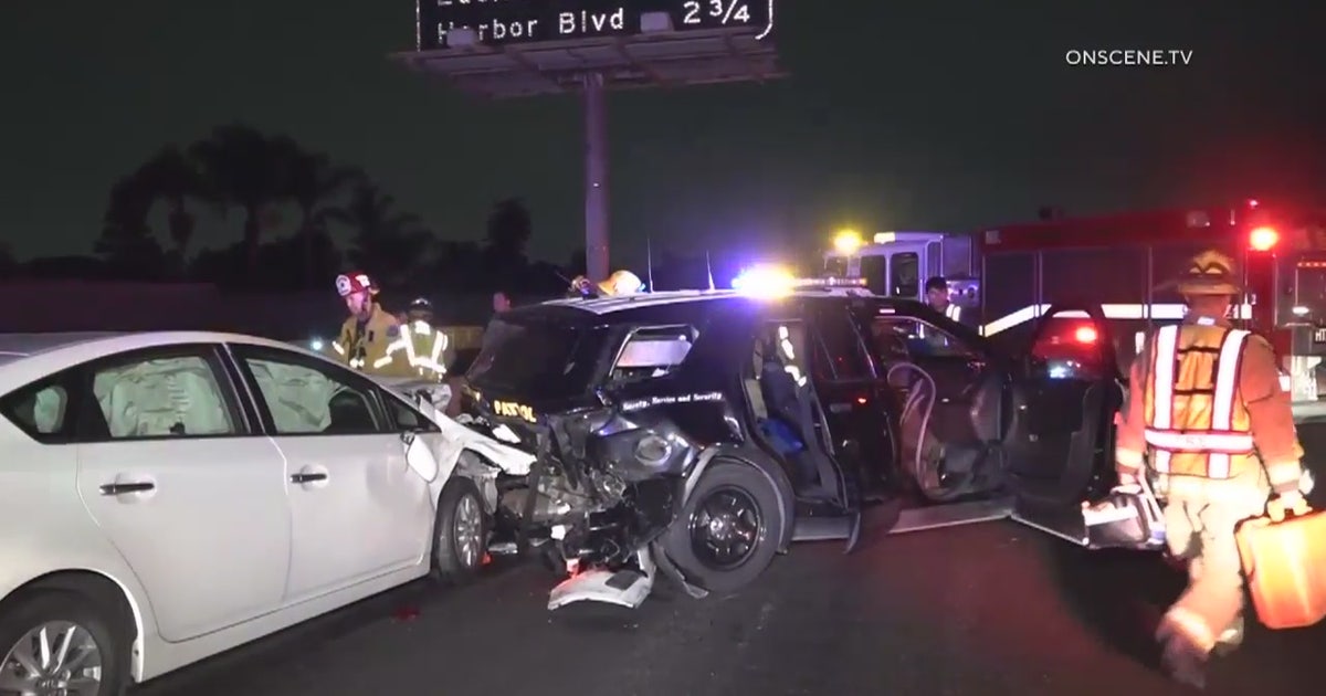 Two CHP officers injured in 405 Freeway multi-vehicle crash | FOX 11 ...