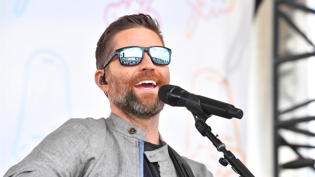 1 killed, 7 injured after bus crashes carrying country singer Josh Turner's road crew