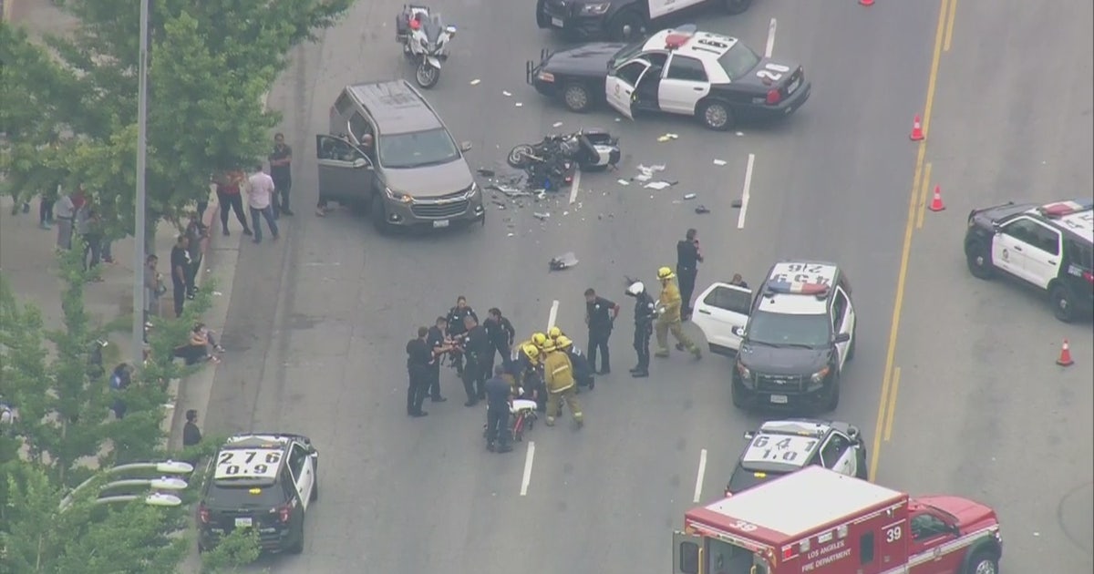 LAPD motorcycle officer injured in crash in Van Nuys | FOX 11 Los Angeles