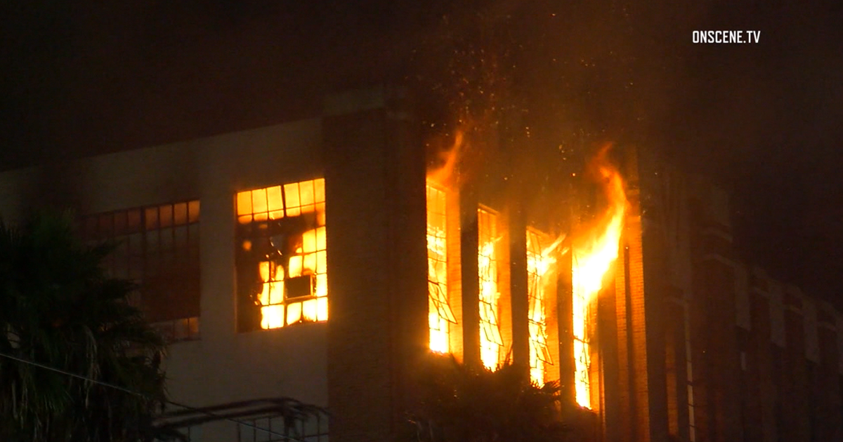 Massive fire breaks out at building in Downtown LA's Fashion District ...