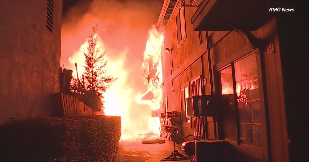 Tenants scurry to escape apartment fire in North Hollywood | FOX 11 Los ...