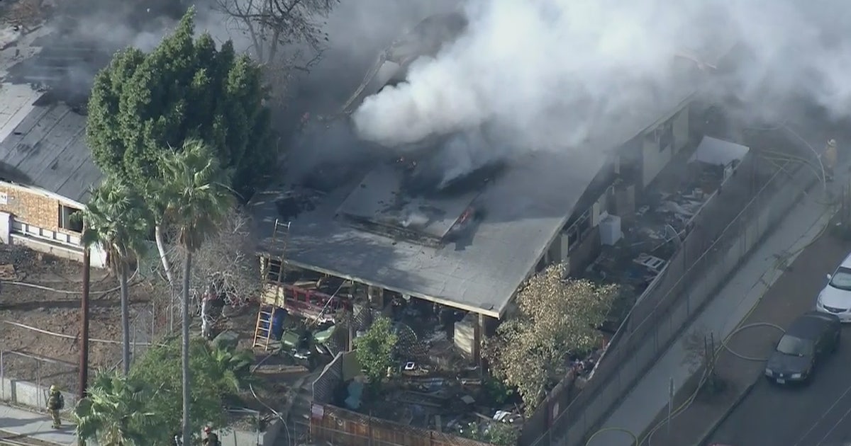 Fire breaks out at multiple homes in Hollywood | FOX 11 Los Angeles