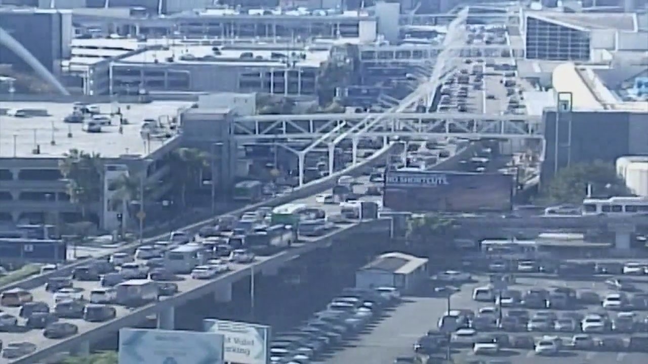 LAX gets surprise traffic problem amid holiday rush FOX 11 Los Angeles