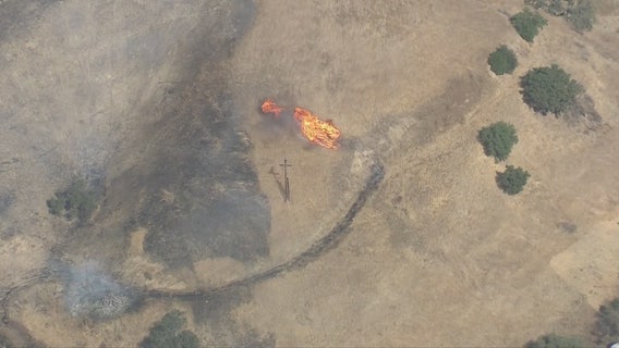 Mureau Fire: Brush fire erupts in Calabasas near the 101 Freeway