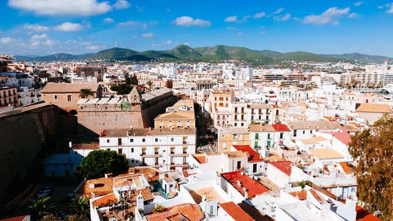 Couple scammed out of nearly $12K on fake Airbnb rental in Ibiza