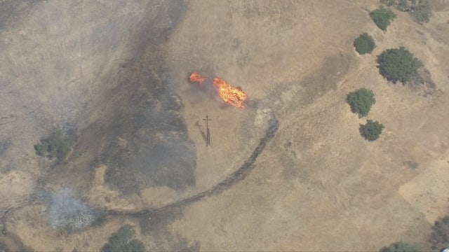 Mureau Fire: Brush fire erupts in Calabasas near the 101 Freeway