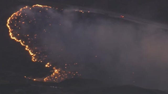 Brush fire jumps 14 freeway, halts Metrolink service out of Lancaster