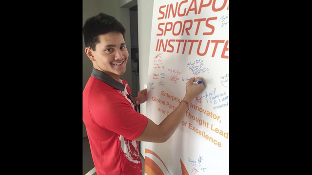 Joseph Schooling beats Michael Phelps for gold