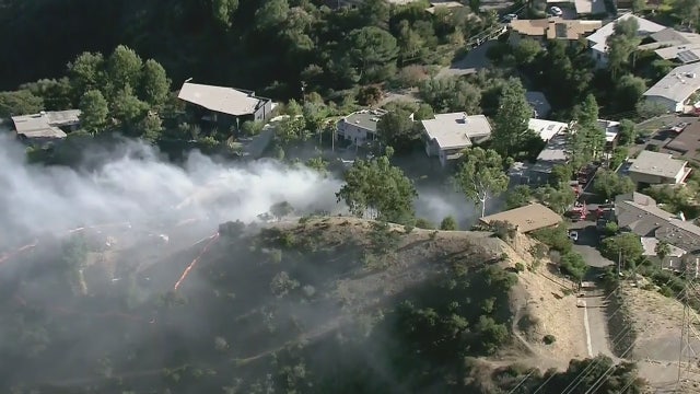 Brush fire sparks in Brentwood neighborhood of Los Angeles