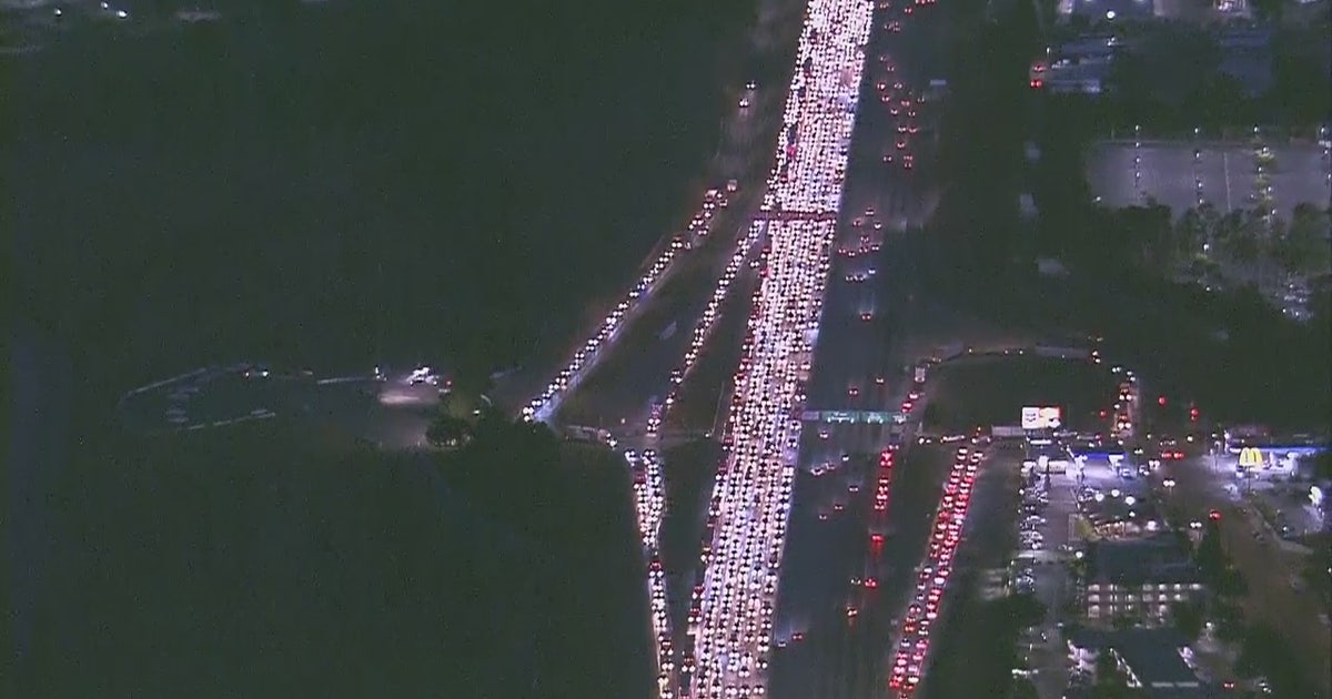 Deadly crash snarls traffic on southbound 5 Freeway at 405 Freeway ...