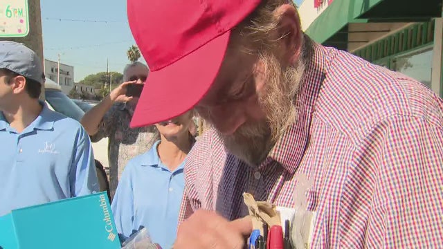 Helpful Honda guys surprise Long Beach homeless man