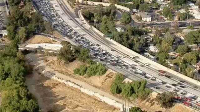 Small grass fire snarls traffic on 405 freeway in Van Nuys