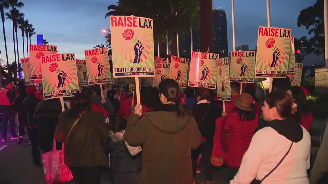 6 people arrested at LAX labor protest