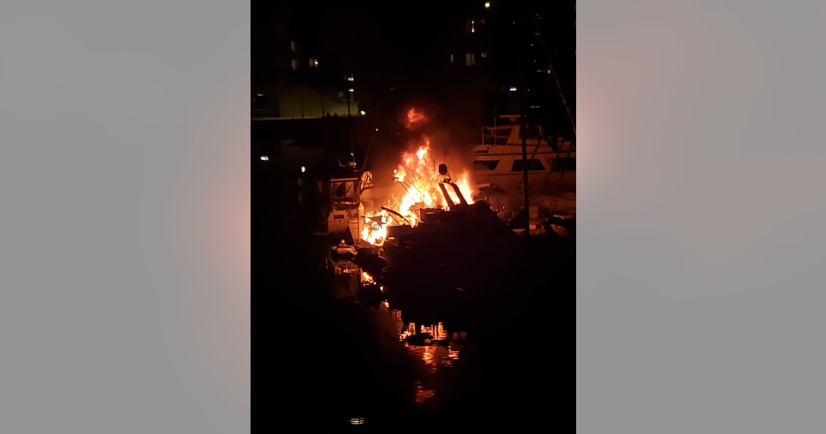 Crews respond to boat fire in Marina del Rey | FOX 11 Los Angeles