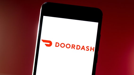 Police officer delivers food to resident after DoorDash driver arrested