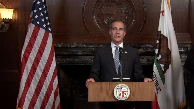 Garcetti announces further public closures, including Venice Beach Boardwalk
