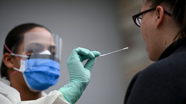 Who is eligible for coronavirus testing in Los Angeles?