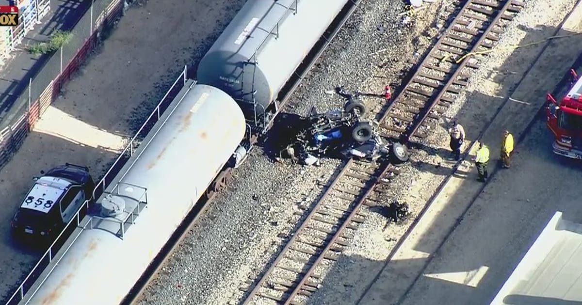 Two killed after train strikes vehicle in Lancaster | FOX 11 Los Angeles