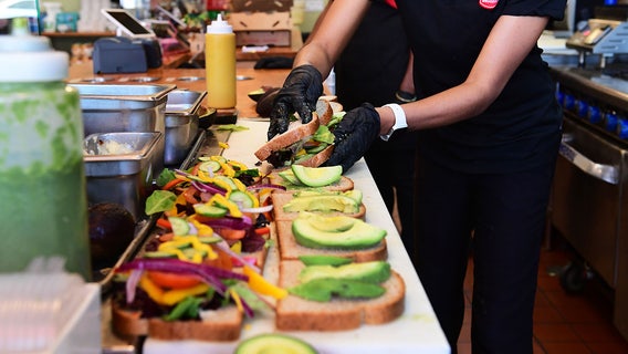 Los Angeles looks to cap fees on restaurant delivery service apps