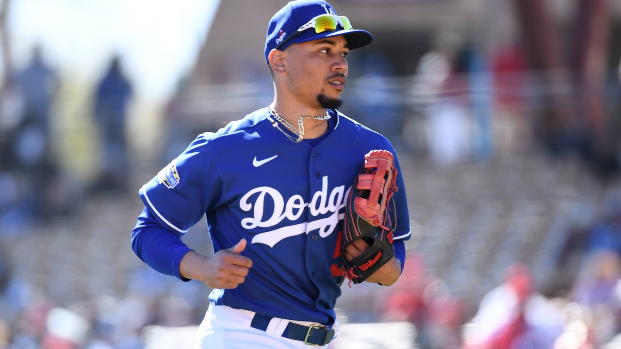 Mookie Betts gets $365M, 12-year deal with Dodgers through 2032