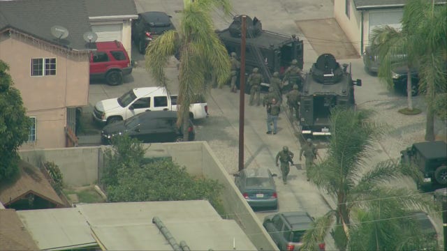 Suspect in custody after hours-long standoff in Lynwood