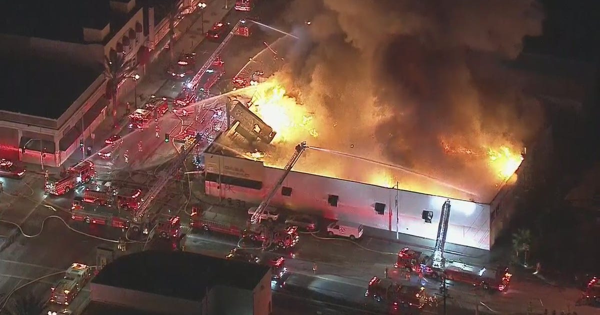Fire damages strip mall in East Los Angeles | FOX 11 Los Angeles