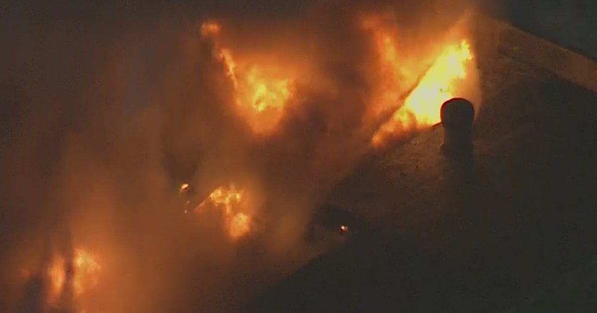Flames engulf commercial building in downtown Los Angeles | FOX 11 Los ...
