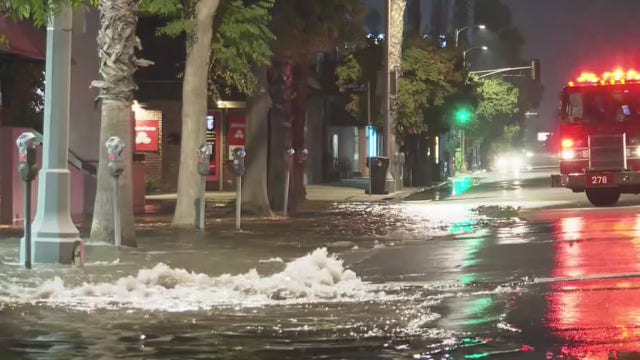 Water main break shuts down portion of Ventura Boulevard