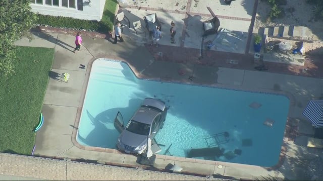 Driver crashes vehicle into pool in La Cañada Flintridge