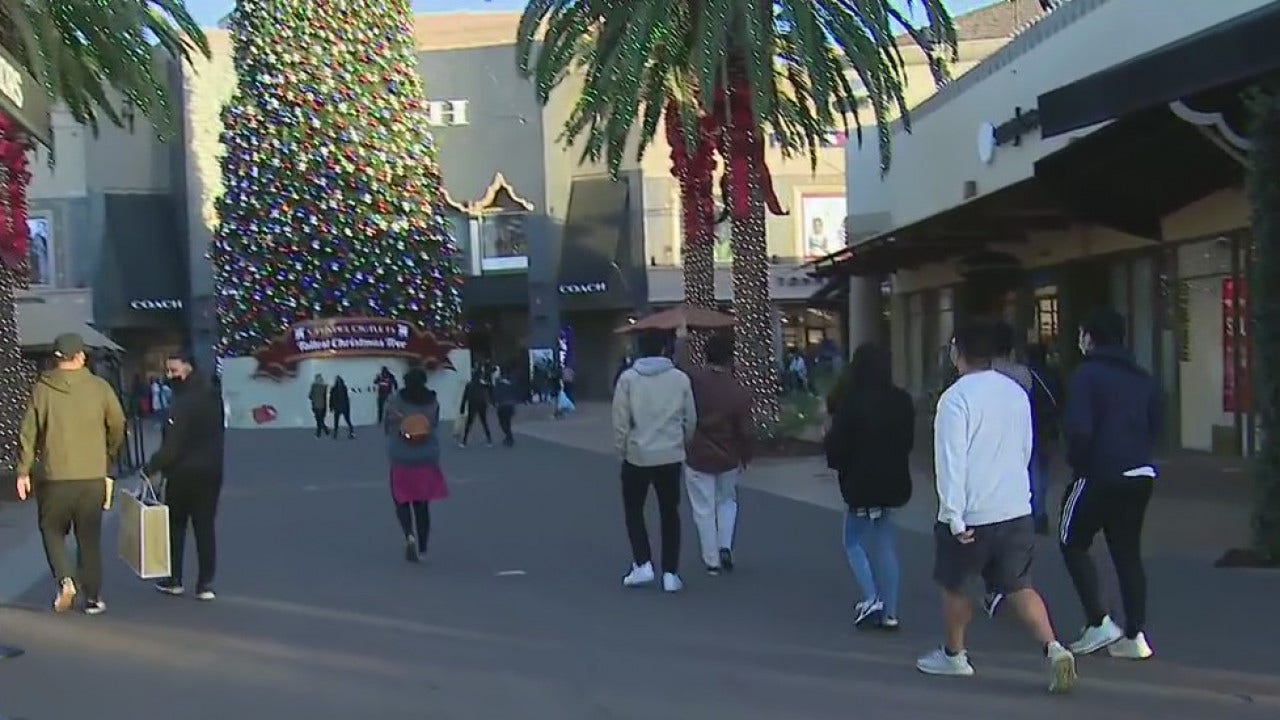 SoCal shoppers brave lines at Citadel Outlets amid pandemic