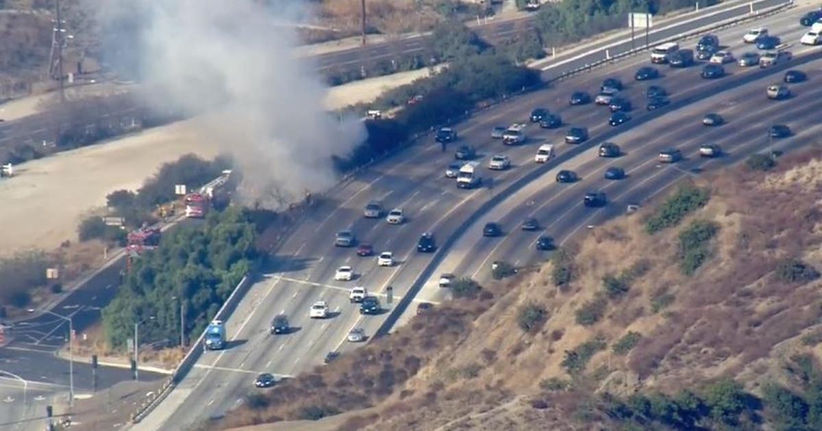Crews quickly knockdown brush fire that sparked along 405 freeway near ...